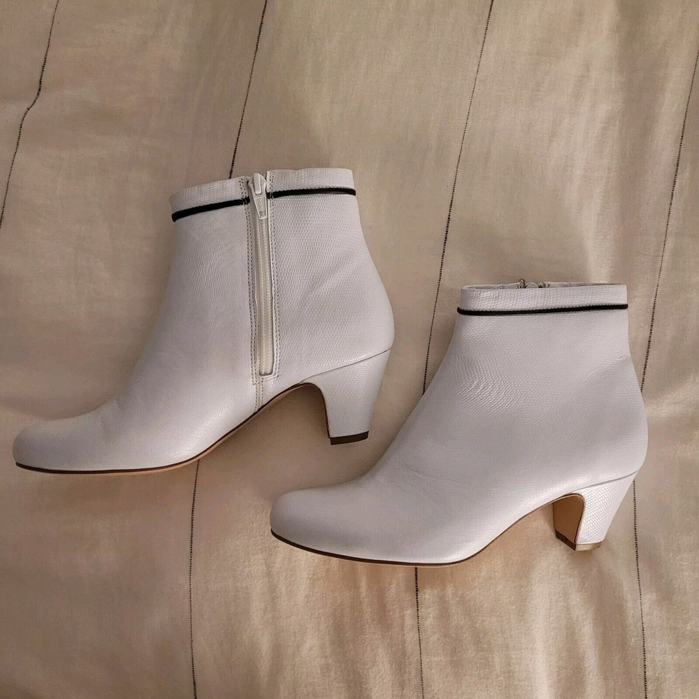 Super Chic Jancovek White Black Booties Spain 37 6M Leather Excellent Condition